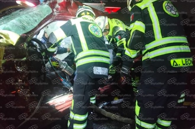 El vehículo quedó severamente dañado tras el choque frontal contra un tráiler ocurrido en la autopista Lerma–Tres Marías, en San Mateo Atenco.