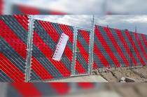 En el inmueble se pueden apreciar los sellos de suspensión que fueron colocados sobre la malla ciclónica donde se pretende instalar la gasera.