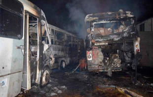 Autobuses de pasajeros y tractocamión calcinados por incendio, en Ecatepec