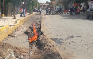 Tensión en La Paz, queman vecinos tubería hidráulica