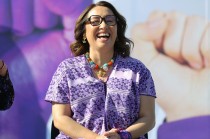 La alcaldesa Azucena Cisneros presentó el programa, que conecta a las mujeres directamente con la policía y ofrece acompañamiento virtual en tiempo real para prevenir la violencia de género en el municipio