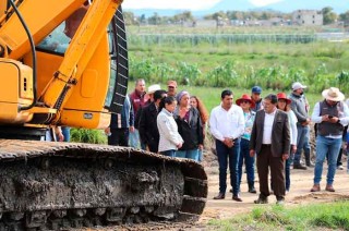 La Secretaría del Campo proporcionó la maquinaria (excavadoras), mientras que los ayuntamientos aportaron los operadores y el combustible.