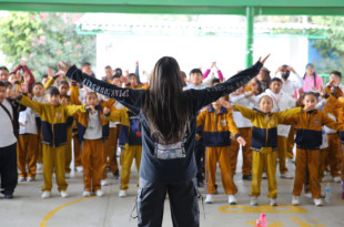 Alumnas y alumnos de la primaria “Alfonso Reyes Ochoa” participan en talleres de percusión y danza durante la campaña “No está chido”