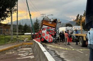 Camión de carga involucrado en el accidente sobre la autopista