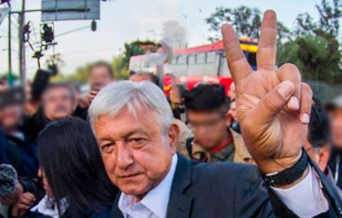 Con retardos, AMLO vota