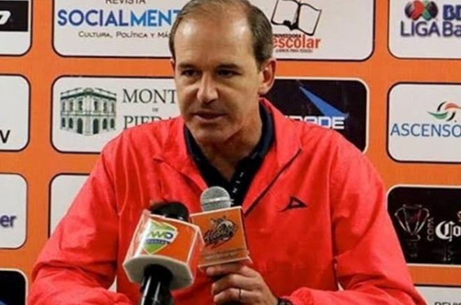 Obtuvo 3 campeonatos de liga vistiendo la casaca escarlata en el verano 1998, verano 1999 y verano 2000; como auxiliar técnico, Eugenio registra un impresionante listado de títulos