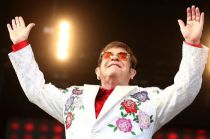 Hospitalizan de emergencia a Elton John