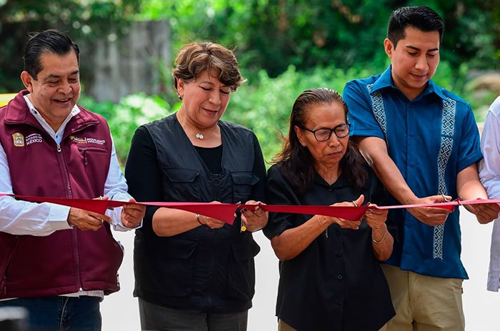 Delfina Gómez estuvo acompañada por el alcalde de Santo Tomás, Ismael Matías Domínguez, así como por autoridades estatales, durante la entrega de la rehabilitación del Puente Ixtapantongo.