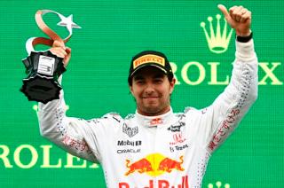 El mexicano dominó el histórico circuito de Montecarlo en una carrera marcada por varios incidentes.