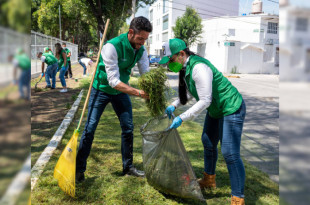 José Couttolenc, del PVEM, durante jornada de limpieza en Edomex