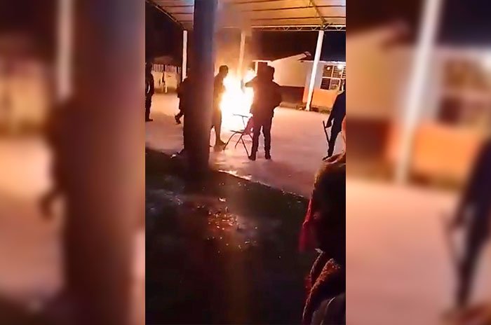 Momento en que una de las víctimas es quemada durante el linchamiento ocurrido en la comunidad de Las Tacitas, Ocosingo, Chiapas.
