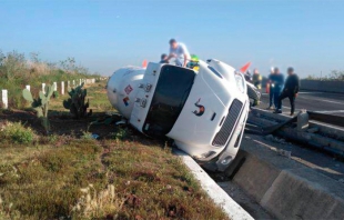 #Neza: Vuelca pipa de gas en el Circuito Exterior Mexiquense