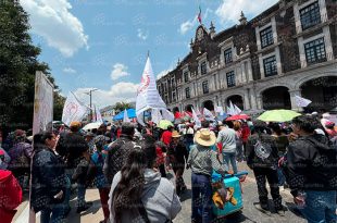 Los manifestantes instalaron un mitin cultural frente a Palacio de Gobierno para exigir atención a un pliego petitorio.