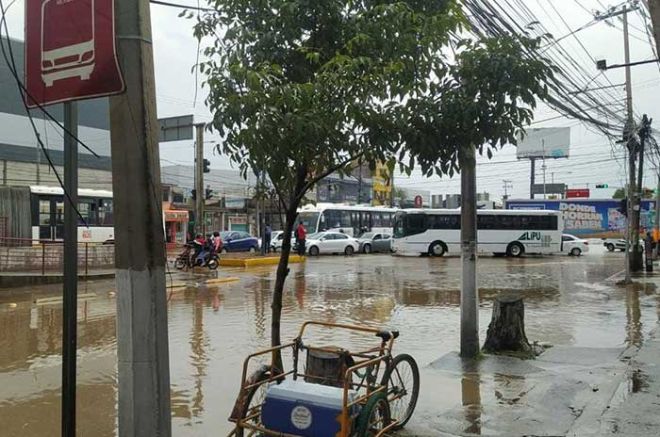 El nivel del agua impidió por varios minutos el paso de los vehículos