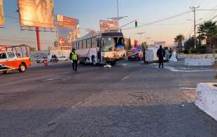 El impacto fue brutal contra una camioneta que volcó en el lugar