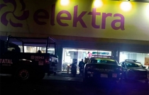 Ahora en #Tlalnepantla, grupo roba computadoras y celulares de Elektra