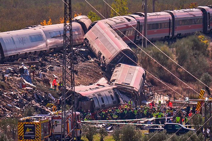 La colisión provocó el descarrilamiento de varios vagones, dos de los cuales cayeron por un terraplén; la circulación ferroviaria fue suspendida.