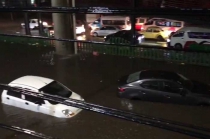 #Video: Lluvia crea caos en Valle de México; vehículos atrapados