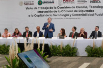 Eruviel Ávila durante su visita a la Capital de la Tecnología en Puebla