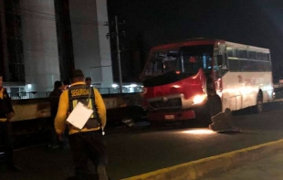 Tren arrastra autobús de pasajeros, en Toluca