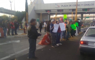 Recolectores de basura toman caseta de cobro de la México-Puebla