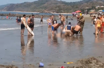 Guardavidas y paramédicos realizaron labores de rescate y RCP en playa “Los Cocos”, en Sayulita