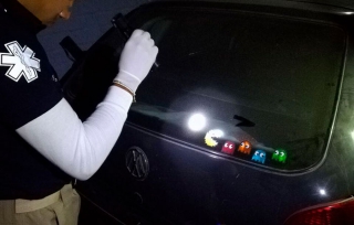 Hallan encobijado en cajuela de un auto en Chimalhuacán