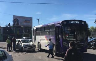 En el accidente se vio involucrado un autobús de la línea Intermetropolitano y un automóvil Chevrolet tipo Aveo color gris plata.