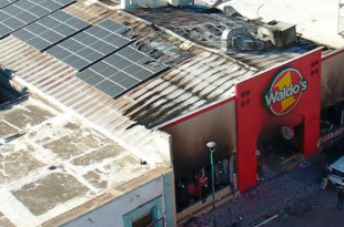 De acuerdo con las investigaciones preliminares, el incendio se habría originado tras una serie de apagones en el suministro eléctrico, lo que provocó la explosión de un transformador al interior de la tienda Waldo’s.