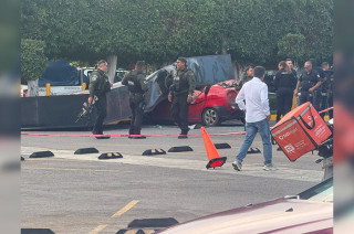 Afortunadamente, no se encontraban personas en el interior de la unidad al momento del incidente, por lo que no se reportaron lesionados.