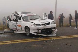 Cinco vehículos, cuatro de ellos Nissan tipo Tsuru