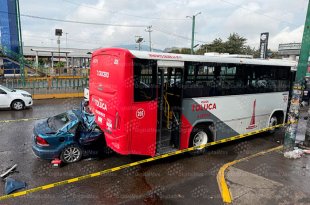 Dos hombres murieron luego de que el Volkswagen Vento en el que viajaban se impactara contra la parte trasera de un camión de transporte público en avenida Alfredo del Mazo, Toluca.