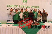 Edgar Ocampo Ayala se incorpora al PVEM en el Estado de México, acompañado por José Alberto Couttolenc Buentello, dirigente estatal del partido.