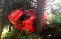 Vuelca tráiler de Coca Cola en la Toluca-Temascaltepec por caída de nieve