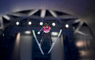 Lundby conquista el oro en salto de esquí femenino