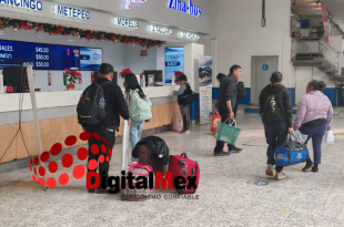 Usuarios consultan en la Terminal de Autobuses de Toluca tras la suspensión temporal de corridas hacia estados afectados por bloqueos carreteros