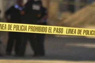 El cuerpo, de entre 25 y 30 años, que fue abandonado entre la maleza, aún no ha sido identificado por las autoridades ni por los habitantes de la zona. 