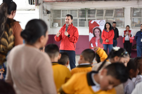 El diputado Elías Rescala entregó impermeabilizante y pintura para mejorar las instalaciones de la primaria “Justo Sierra” en Naucalpan.