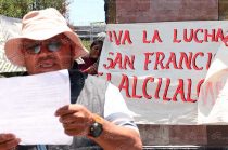 Comunidad otomí se manifestó frente al Congreso mexiquense para exigir reconocimiento.