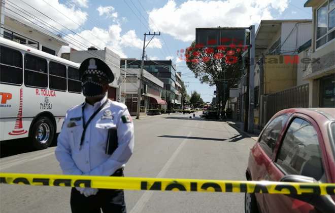 Al sitio acudieron paramédicos de Protección Civil de Toluca, quienes solo constataron que el hombre había fallecido