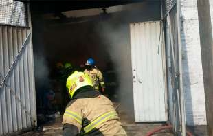 Los vecinos solicitaron apoyo al notar que de la fábrica salía humo inusual y las llamas ponían en riesgo