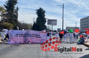 Durante la protesta, gritaron consignas como &quot;Salario justo&quot;, &quot;ISSEMYM no paga&quot; y &quot;Queremos prestaciones&quot; para visibilizar su situación.