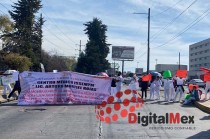 Durante la protesta, gritaron consignas como &quot;Salario justo&quot;, &quot;ISSEMYM no paga&quot; y &quot;Queremos prestaciones&quot; para visibilizar su situación.