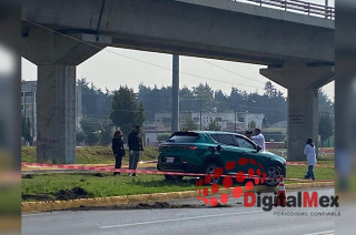 El cuerpo del automovilista quedó colgado de la ventana del conductor, tras ser expulsado parcialmente del vehículo.