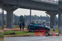 El cuerpo del automovilista quedó colgado de la ventana del conductor, tras ser expulsado parcialmente del vehículo.