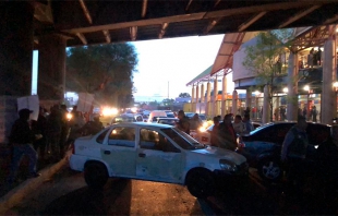 #Video: Caos por bloqueos de #Taxistas; piden salga UBER, Didi y Cabify