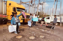 Con pancartas y vehículos atravesados, habitantes cerraron la circulación para exigir el mantenimiento de la vialidad, afectada por baches y falta de atención.