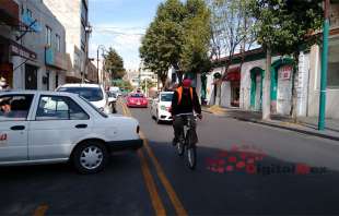 Los automovilistas y transportistas no respetan dicho carril confinado destinado para los ciclistas