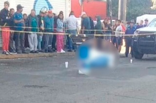 Tras el impacto, la víctima quedó tendida en el lugar y su cuerpo fue cubierto con una sábana.