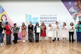 Myrna Araceli García Morón, titular de la CODHEM, destacó la importancia del reconocimiento a la resiliencia y contribución de las ganadoras.